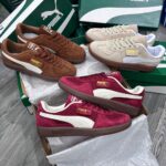 Puma Palermo OG phối màu xanh dương/trắng, tag vàng đặc trưng, chất liệu da lộn cao cấp.