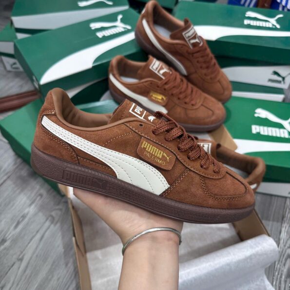 Puma Palermo OG phối màu xanh dương/trắng, tag vàng đặc trưng, chất liệu da lộn cao cấp.