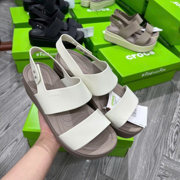 Giày nữ Crocs Brooklyn Upper Low Wedge đủ màu, bản VIP chuẩn Auth 99%, đế xuồng 7,5cm, quai sau chắc chắn.