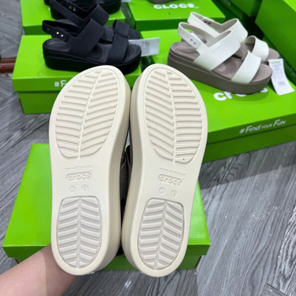 Giày nữ Crocs Brooklyn Upper Low Wedge đủ màu, bản VIP chuẩn Auth 99%, đế xuồng 7,5cm, quai sau chắc chắn.