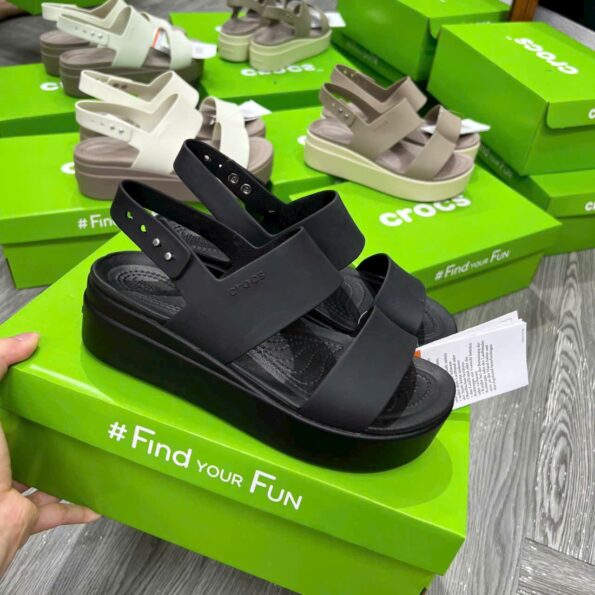 Giày nữ Crocs Brooklyn Upper Low Wedge đủ màu, bản VIP chuẩn Auth 99%, đế xuồng 7,5cm, quai sau chắc chắn.