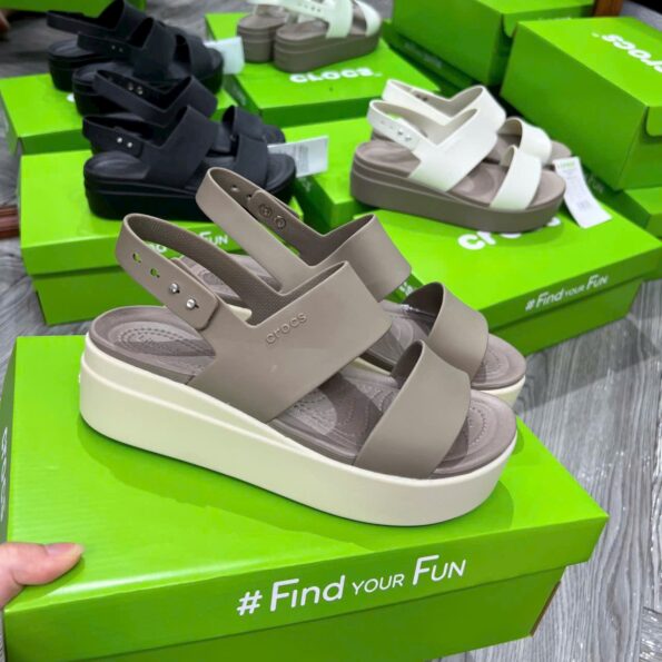 Giày nữ Crocs Brooklyn Upper Low Wedge đủ màu, bản VIP chuẩn Auth 99%, đế xuồng 7,5cm, quai sau chắc chắn.