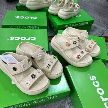 Dép Crocs Crush Sandal hai quai đế cao 6cm, bản VIP chuẩn Auth, màu trắng, chất liệu Croslite, lỗ gắn Jibbitz charms.