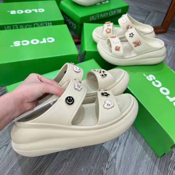 Dép Crocs Crush Sandal hai quai đế cao 6cm, bản VIP chuẩn Auth, màu trắng, chất liệu Croslite, lỗ gắn Jibbitz charms.