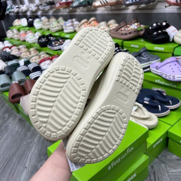 Dép Crocs Crush Sandal hai quai đế cao 6cm, bản VIP chuẩn Auth, màu trắng, chất liệu Croslite, lỗ gắn Jibbitz charms.