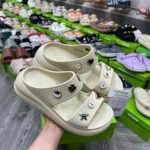 Dép Crocs Crush Sandal hai quai đế cao 6cm, bản VIP chuẩn Auth, màu trắng, chất liệu Croslite, lỗ gắn Jibbitz charms.