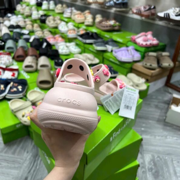 Dép Crocs Crush Sandal hai quai đế cao 6cm, bản VIP chuẩn Auth, màu trắng, chất liệu Croslite, lỗ gắn Jibbitz charms.