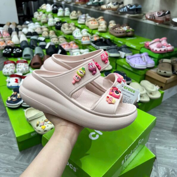 Dép Crocs Crush Sandal hai quai đế cao 6cm, bản VIP chuẩn Auth, màu trắng, chất liệu Croslite, lỗ gắn Jibbitz charms.