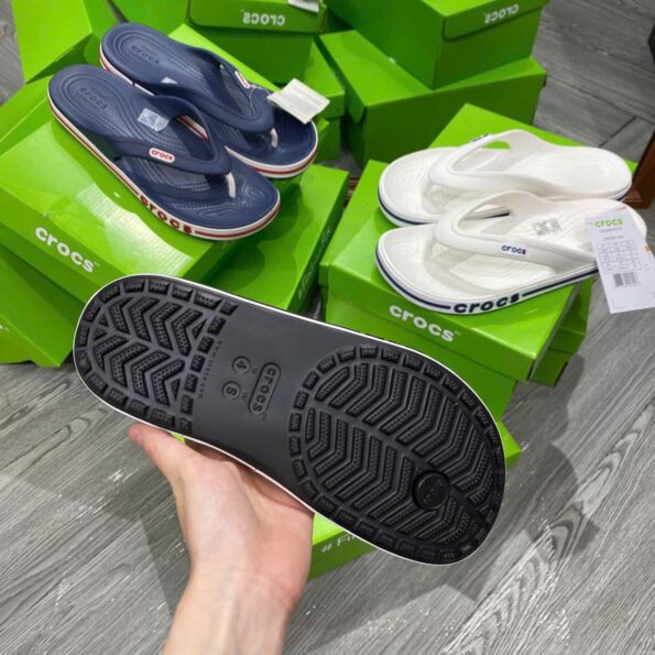 Dép xỏ ngón Unisex Crocs Bayaband bản VIP chuẩn Auth, màu navy, chất liệu Croslite, sọc thể thao, đế massage êm ái.