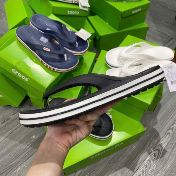 Dép xỏ ngón Unisex Crocs Bayaband bản VIP chuẩn Auth, màu navy, chất liệu Croslite, sọc thể thao, đế massage êm ái.