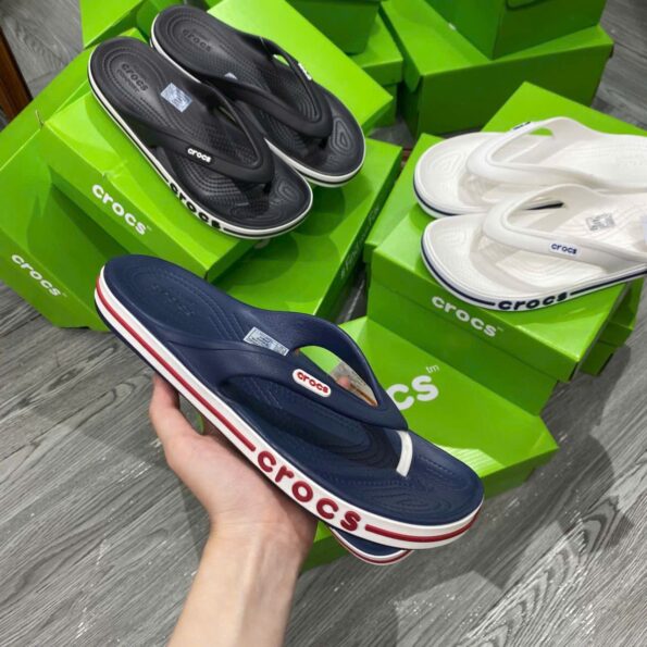 Dép xỏ ngón Unisex Crocs Bayaband bản VIP chuẩn Auth, màu navy, chất liệu Croslite, sọc thể thao, đế massage êm ái.