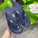 Dép xỏ ngón Unisex Crocs Bayaband bản VIP chuẩn Auth, màu navy, chất liệu Croslite, sọc thể thao, đế massage êm ái.