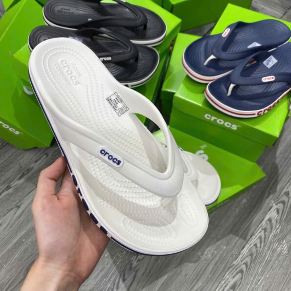 Dép xỏ ngón Unisex Crocs Bayaband bản VIP chuẩn Auth, màu navy, chất liệu Croslite, sọc thể thao, đế massage êm ái.