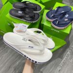 Dép xỏ ngón Unisex Crocs Bayaband bản VIP chuẩn Auth, màu navy, chất liệu Croslite, sọc thể thao, đế massage êm ái.