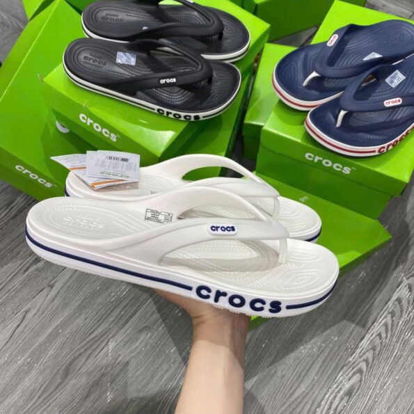 Dép xỏ ngón Unisex Crocs Bayaband bản VIP chuẩn Auth, màu navy, chất liệu Croslite, sọc thể thao, đế massage êm ái.