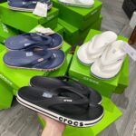 Dép xỏ ngón Unisex Crocs Bayaband bản VIP chuẩn Auth, màu navy, chất liệu Croslite, sọc thể thao, đế massage êm ái.