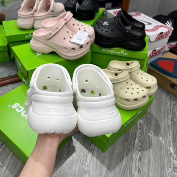 Giày Clog nữ Crocs Bae đủ màu, bản đẹp chuẩn Auth 99%, tặng full charm Jibbitz cá tính. Thiết kế đế cao 6cm thời thượng, chất liệu Croslite nhẹ, êm, ôm chân, dễ phối đồ, phù hợp mọi phong cách. Hàng có sẵn, giao nhanh toàn quốc.