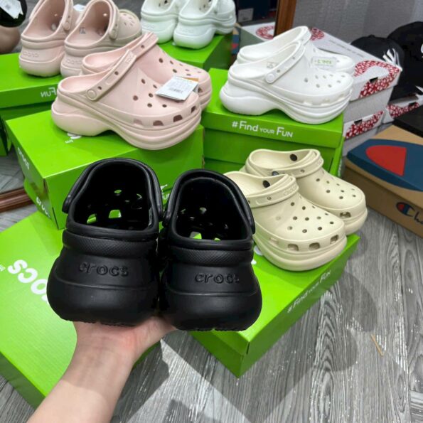 Giày Clog nữ Crocs Bae đủ màu, bản đẹp chuẩn Auth 99%, tặng full charm Jibbitz cá tính. Thiết kế đế cao 6cm thời thượng, chất liệu Croslite nhẹ, êm, ôm chân, dễ phối đồ, phù hợp mọi phong cách. Hàng có sẵn, giao nhanh toàn quốc.