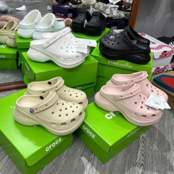 Giày Clog nữ Crocs Bae đủ màu, bản đẹp chuẩn Auth 99%, tặng full charm Jibbitz cá tính. Thiết kế đế cao 6cm thời thượng, chất liệu Croslite nhẹ, êm, ôm chân, dễ phối đồ, phù hợp mọi phong cách. Hàng có sẵn, giao nhanh toàn quốc.
