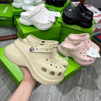 Giày Clog nữ Crocs Bae đủ màu, bản đẹp chuẩn Auth 99%, tặng full charm Jibbitz cá tính. Thiết kế đế cao 6cm thời thượng, chất liệu Croslite nhẹ, êm, ôm chân, dễ phối đồ, phù hợp mọi phong cách. Hàng có sẵn, giao nhanh toàn quốc.