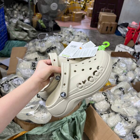 Crocs Baya Platform trắng, bản VIP chuẩn Auth 99%, đế cao 4.7cm, chất liệu Croslite, quai sau xoay, lỗ thoáng khí.
