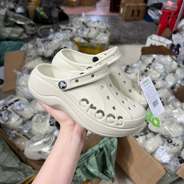 Crocs Baya Platform trắng, bản VIP chuẩn Auth 99%, đế cao 4.7cm, chất liệu Croslite, quai sau xoay, lỗ thoáng khí.