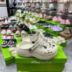 Crocs Baya Platform trắng, bản VIP chuẩn Auth 99%, đế cao 4.7cm, chất liệu Croslite, quai sau xoay, lỗ thoáng khí.