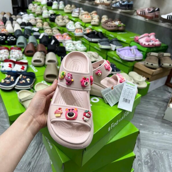 Dép Crocs Crush Sandal hai quai đế cao 6cm, bản VIP chuẩn Auth, màu trắng, chất liệu Croslite, lỗ gắn Jibbitz charms.