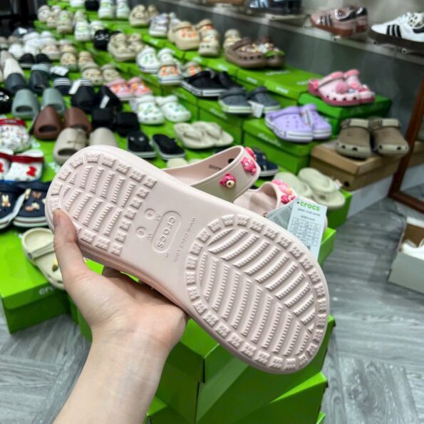 Dép Crocs Crush Sandal hai quai đế cao 6cm, bản VIP chuẩn Auth, màu trắng, chất liệu Croslite, lỗ gắn Jibbitz charms.