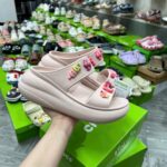 Dép Crocs Crush Sandal hai quai đế cao 6cm, bản VIP chuẩn Auth, màu trắng, chất liệu Croslite, lỗ gắn Jibbitz charms.