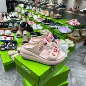 Dép Crocs Crush Sandal hai quai đế cao 6cm, bản VIP chuẩn Auth, màu trắng, chất liệu Croslite, lỗ gắn Jibbitz charms.