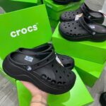Crocs Baya Platform Clogs đen, giày nữ, bản VIP chuẩn Auth 99%, đế cao 4.7cm, chất liệu Croslite, lỗ thoáng khí, quai sau xoay.