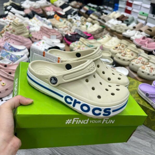 Crocs Bayaband Unisex – phối màu thể thao, đế chống trượt, phù hợp nam nữ, chính hãng Crocs.
