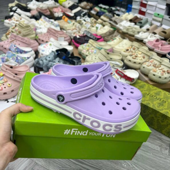Crocs Bayaband Unisex – phối màu thể thao, đế chống trượt, phù hợp nam nữ, chính hãng Crocs.